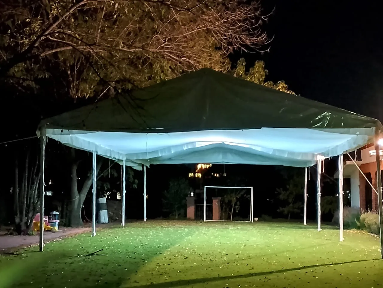 Carpa iluminada por dentro durante un evento nocturno en San Juan del Río