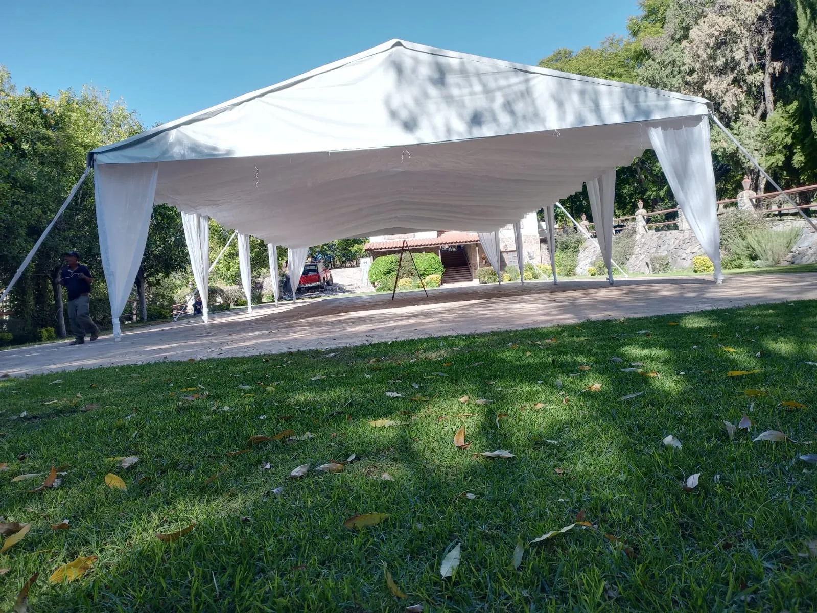 Carpa blanca montada en un jardín con árboles para una boda en San Juan del Río